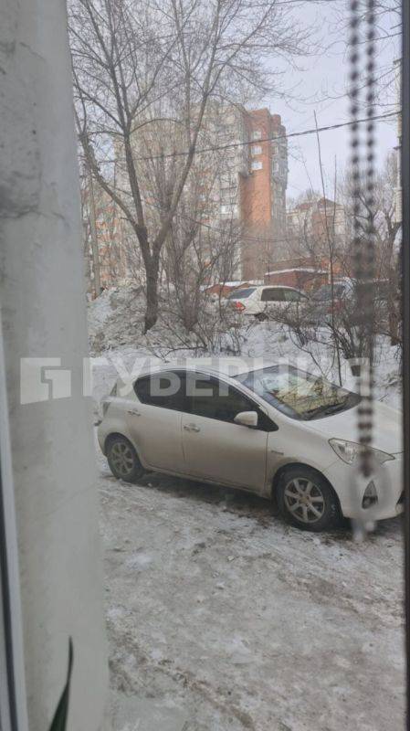 В Хабаровске коммунальщики засыпали снегом двор дома на улице Гамарника