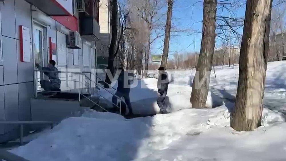 Вооруженный мужчина ограбил банк в Хабаровске