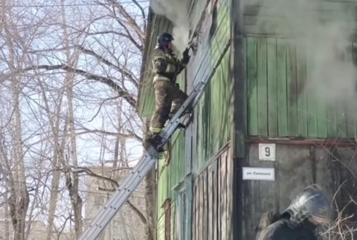 В Хабаровске горел барак с людьми0