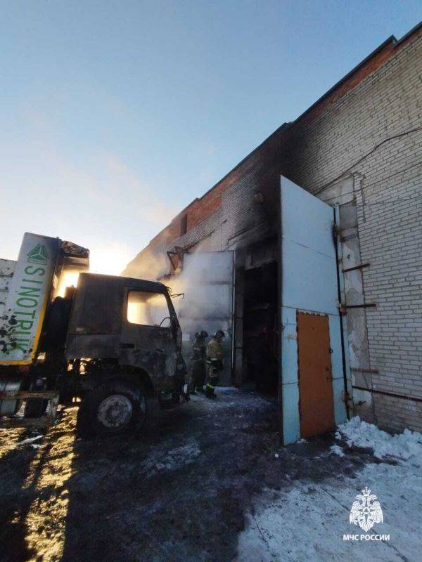 Пожар в гараже на улице Строительной в Хабаровске ликвидировали огнеборцы