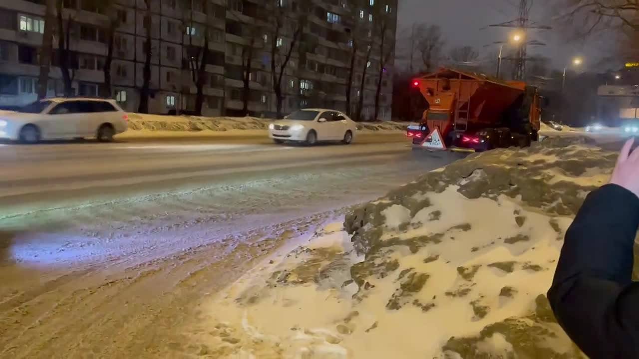 Прямо сейчас дорожные службы Хабаровска работают в ночную смену