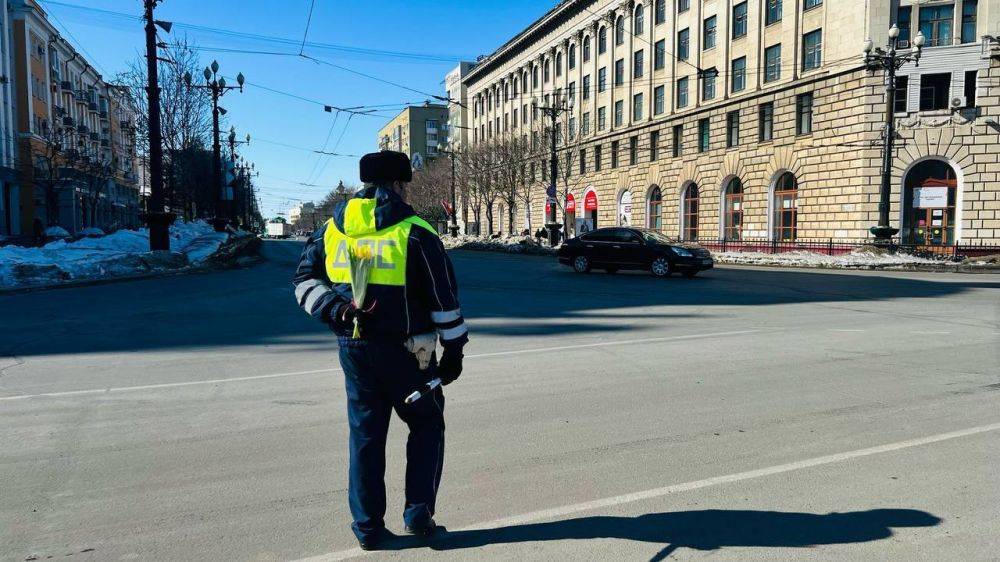 Автоинспекторы города Хабаровска присоединились к акции МВД России «Цветы для автоледи»