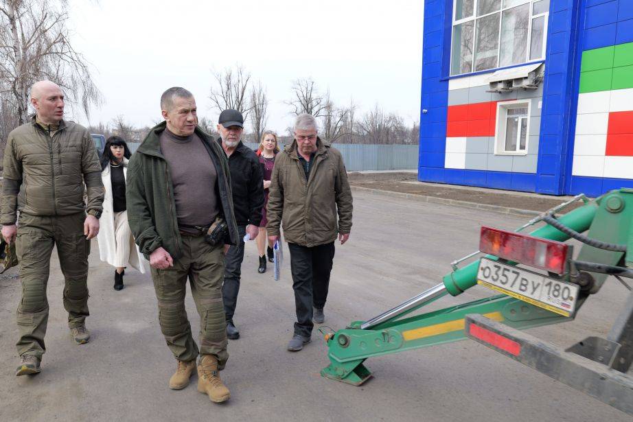 Юрий Трутнев проверил ход восстановительных работ в Дебальцево