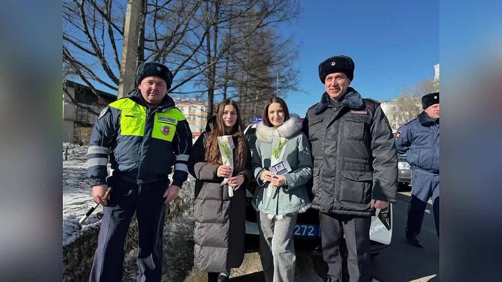 &quot;Цветочные патрули Госавтоинспекции&quot; поздравили сегодня комсомольчанок совместно с Love Radio Комсомольск-На-Амуре 104.1 FM