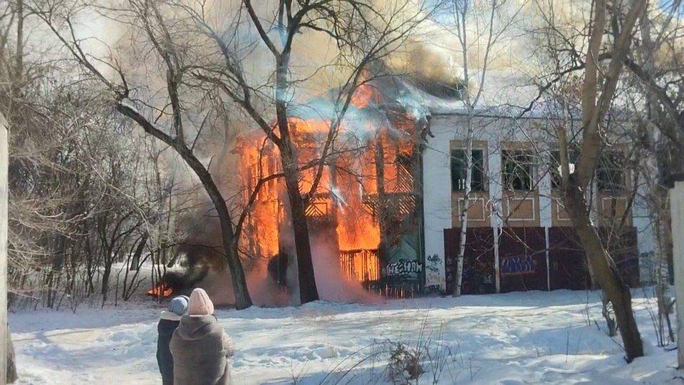 Заброшенный двухэтажный дом на Клубной горит в Хабаровске