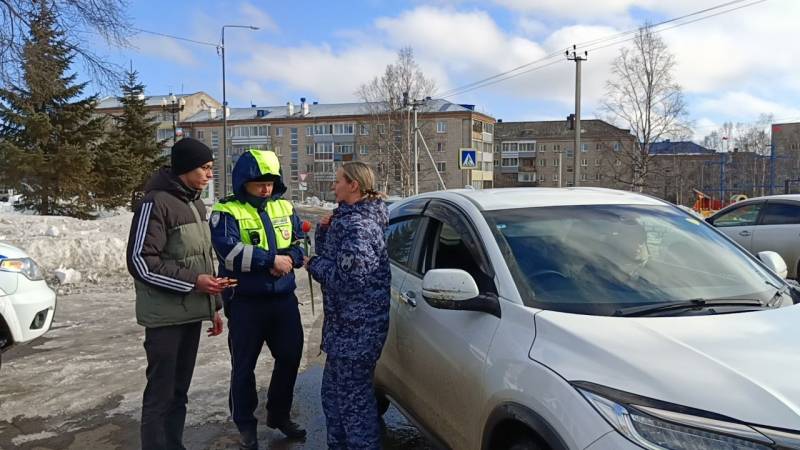 В поселке Ванино полицейские, общественники и студенты колледжа поздравили представительниц прекрасного пола с Международным женским днем