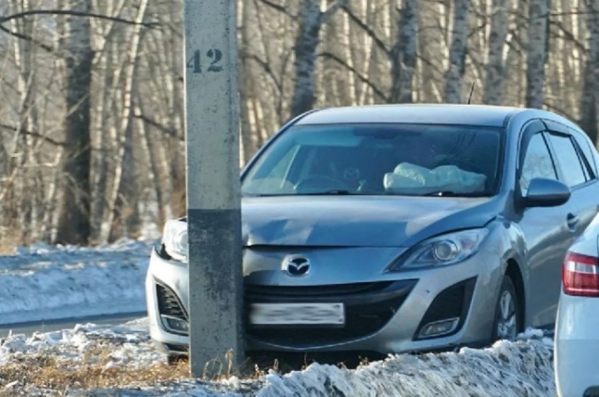 8 Марта в Комсомольске пьяная автоледи устроила автопраздник со столбом0