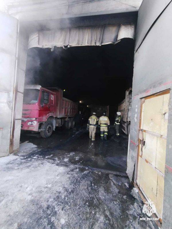 Пожар в гараже на улице Строительной в Хабаровске ликвидировали огнеборцы