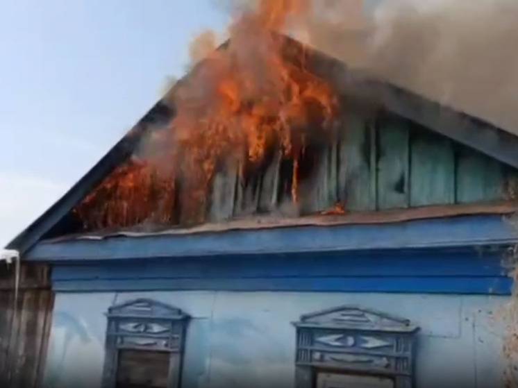 Амурские пожарные спасли пламенеющий дом с неисправной электропроводкой