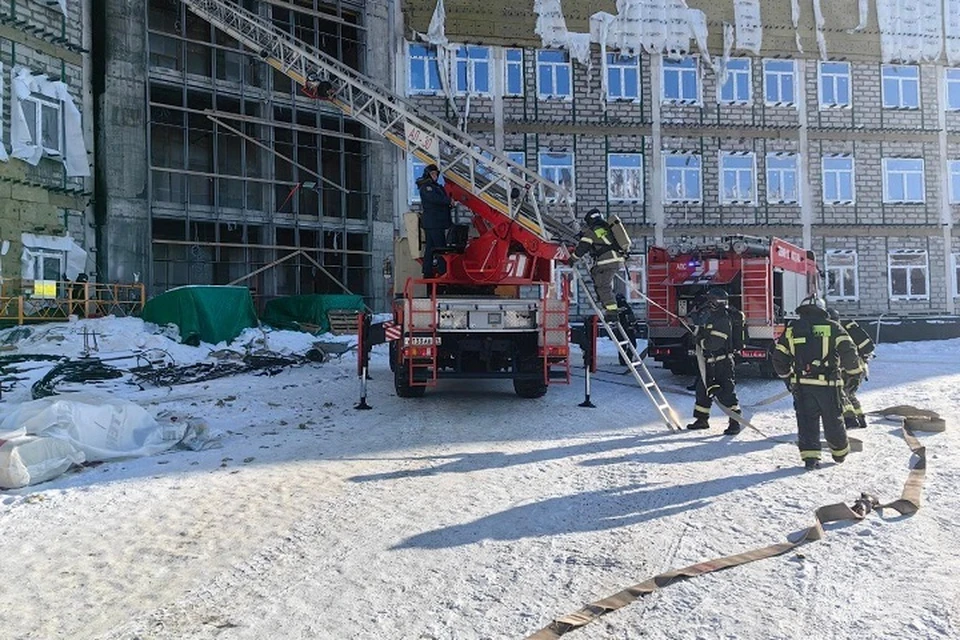 Больше 100 рабочих эвакуировали с горящей стройки роддома в Магадане0