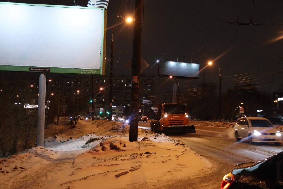 По распоряжению мэра Хабаровска Сергея Кравчука дорожники продолжают круглосуточно убирать снег с улиц города