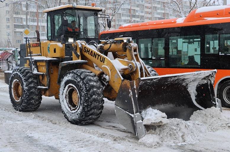 В связи с очередным снегопадом по поручению мэра Хабаровска предприятия благоустройства убирают улицы в круглосуточном режиме