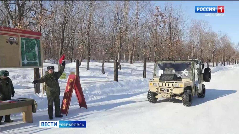 Вождение мотовездеходов осваивают младшие офицеры Хабаровского края на сборах на одном из полигонов