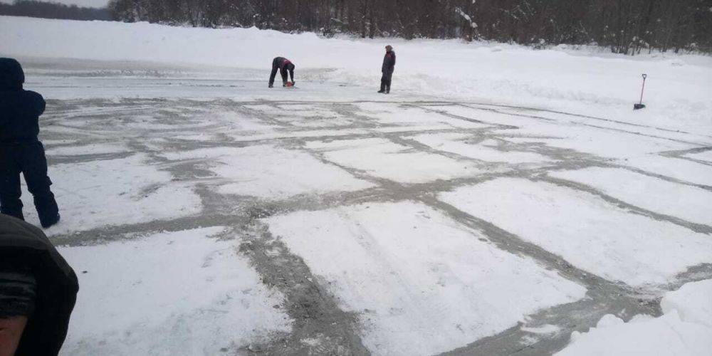 На Хору распилили лед, чтобы избежать паводков