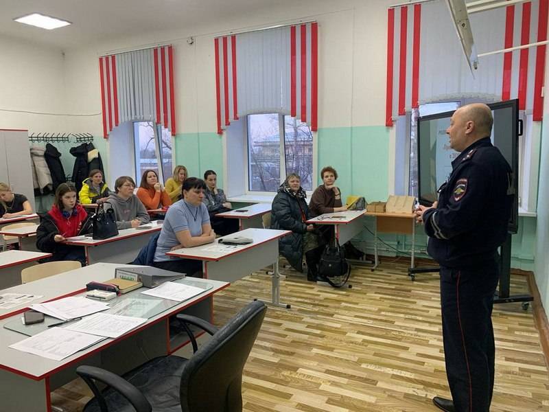 Сотрудники Госавтоинспекции Хабаровского района приняли участие в общешкольном родительском собрании