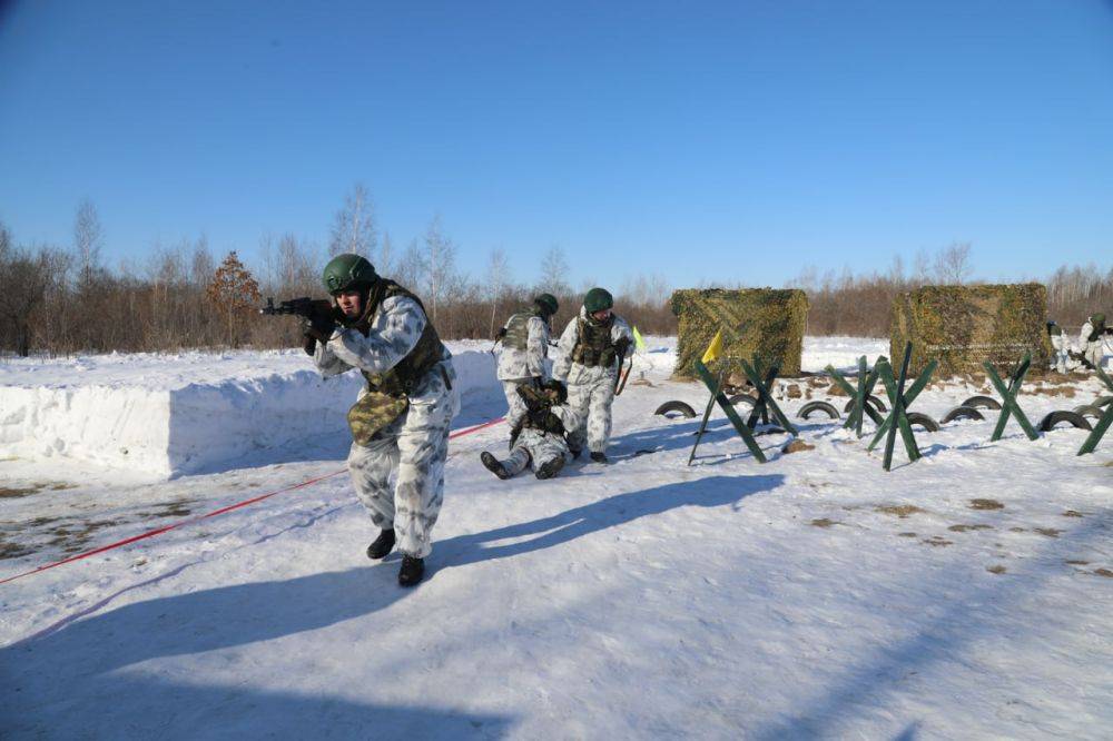 На полигоне Восточного военного округа в Хабаровском крае выпускники вузов прошлого года проходят учебно-методические сборы, где изучают тактическую подготовку и военную медицину с учётом опыта боевых действий, в том числе в...