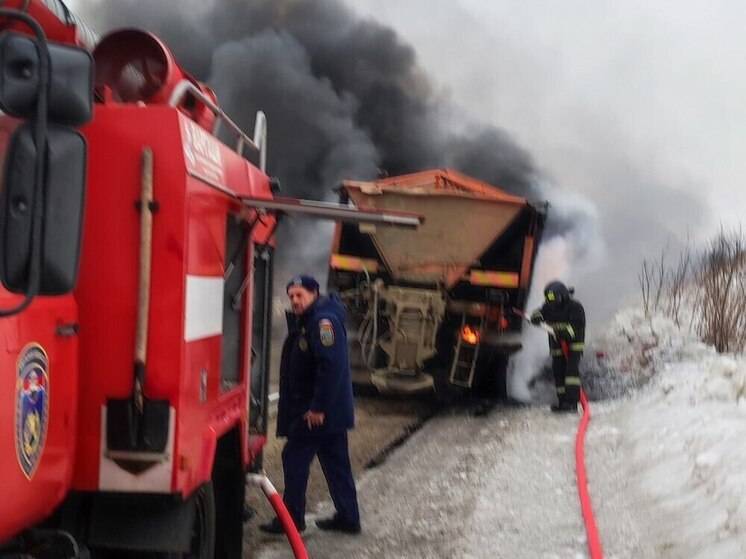 КамАЗ сгорел в Амурской области из-за замыкания проводки