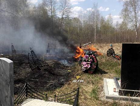 Клещихинское кладбище охватили пожары: огонь уничтожает надгробия