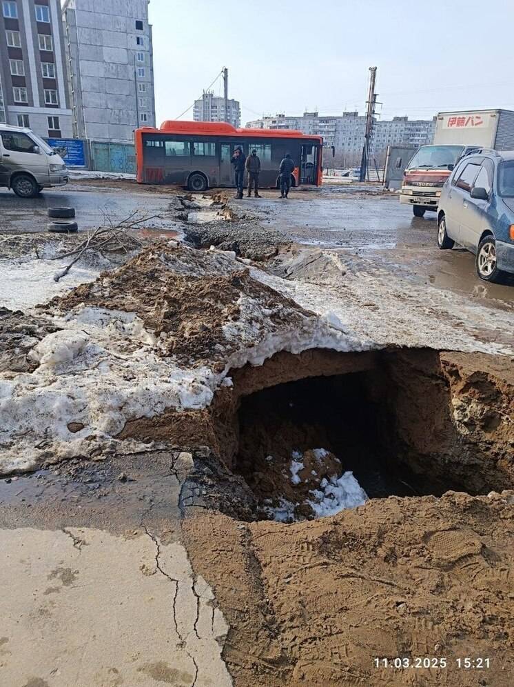 Нам пишут: в Хабаровске на одной из улиц города обвалилась дорога