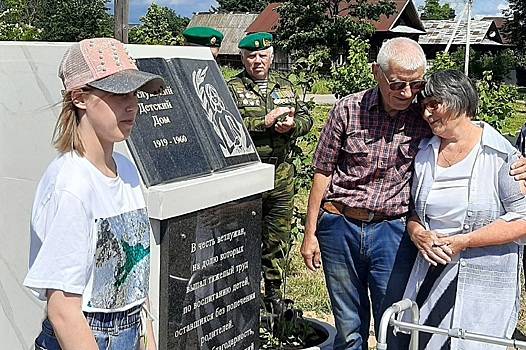 Памятный знак в благодарность воспитателям детского дома открыли в Ветлуге