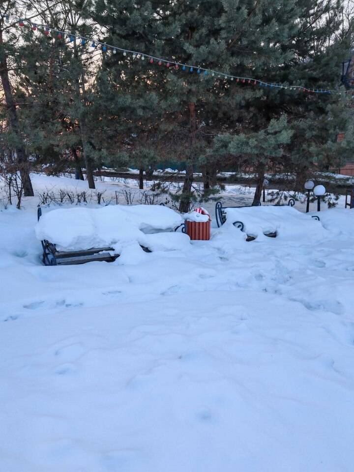 Сквер «Город Воинской славы» в центре Хабаровска завален снегом по пояс1