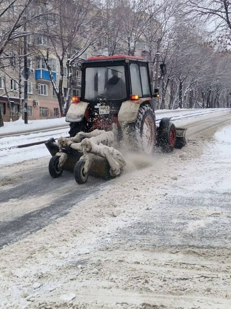 Столб линии электропередач повредили во время уборки снега в одном из райнов Хабаровска