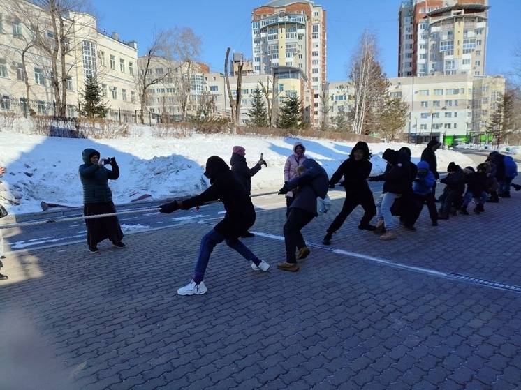 Студенты-иностранцы в Хабаровске водили хоровод и соревновались в перетягивании каната