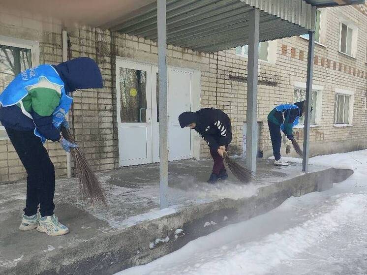 В Благовещенске студенты расчистили снег возле соцучреждений