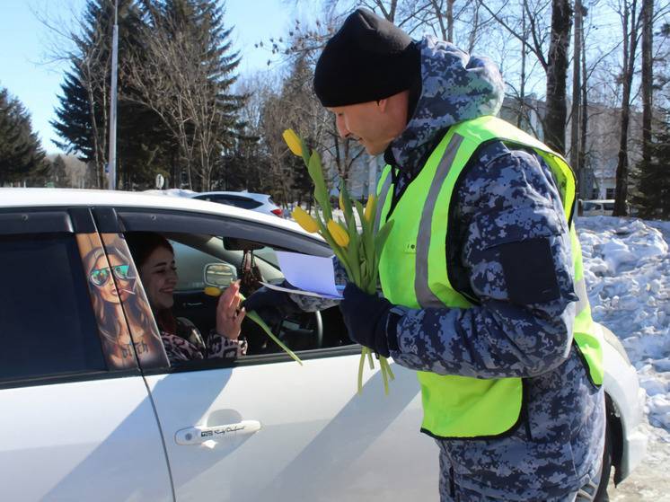 В ЕАО полицейские поздравили женщин в рамках акции «Цветы для автоледи»