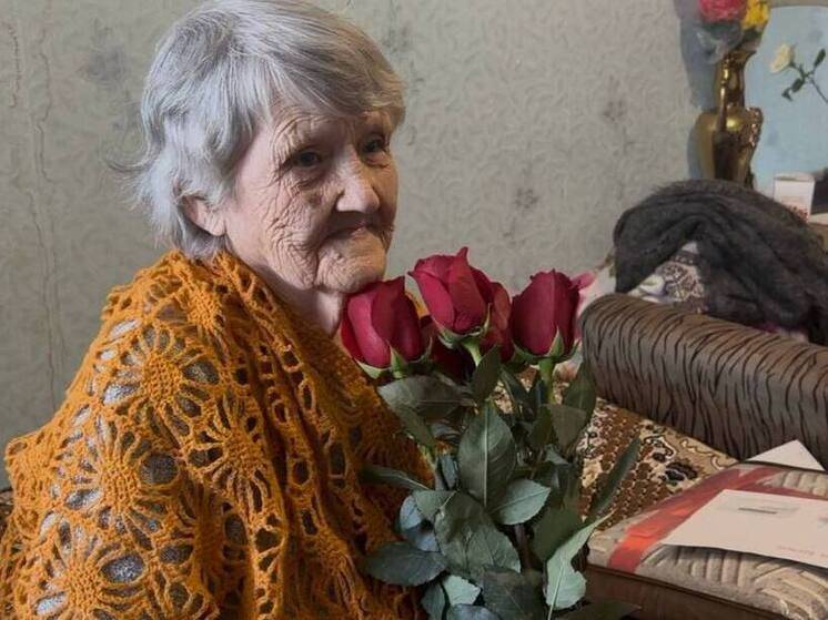 В Хабаровске с женским днем поздравили 95-летнюю труженицу тыла и ветерана войны